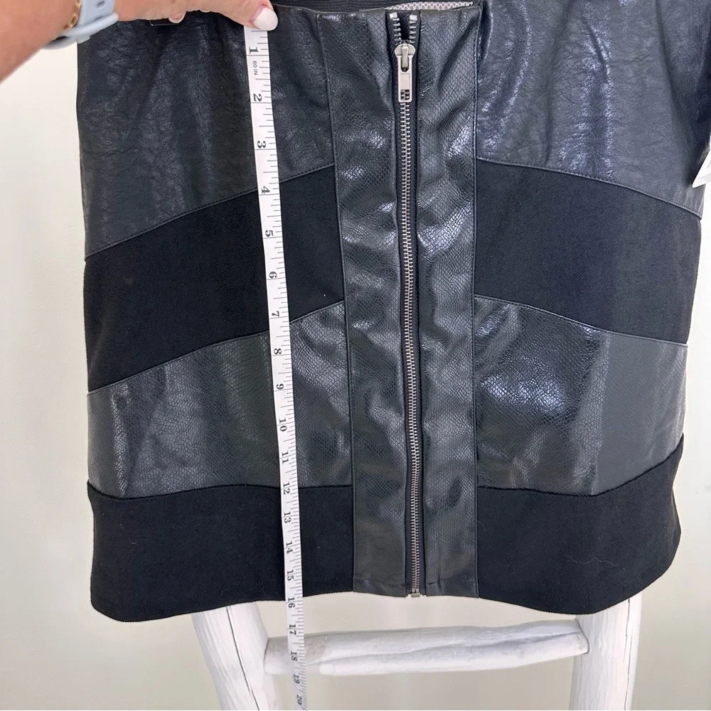 Lizard Thicket Black Faux Leather Front Zipper Mini Skirt SZ Medium